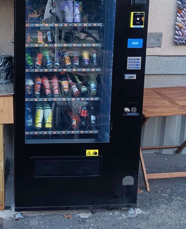 Snackautomat mit Getränken und Snacks auf der Biergarten-Sonnenterrasse